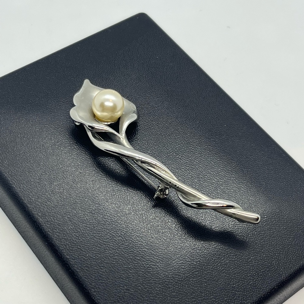 Silver tone faux pearl vintage flower brooch pin - Picture 6 of 11